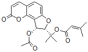 CAS 登录号：33044-93-8， 2-[(8S,9R)-9-乙酰氧基-2-氧代-8,9-二氢呋喃并[5,4-h]苯并吡喃-8-基]丙-2-基3-甲基丁-2-烯酸酯